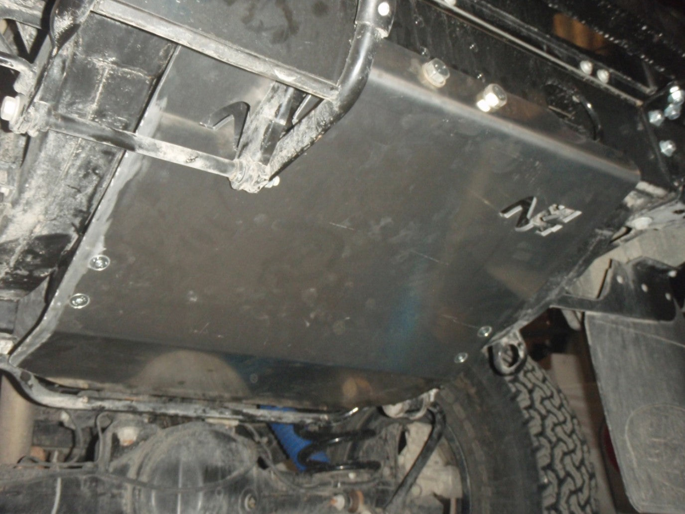 Protección depósito de aluminio fijado debajo de un vehículo sobre el depósito