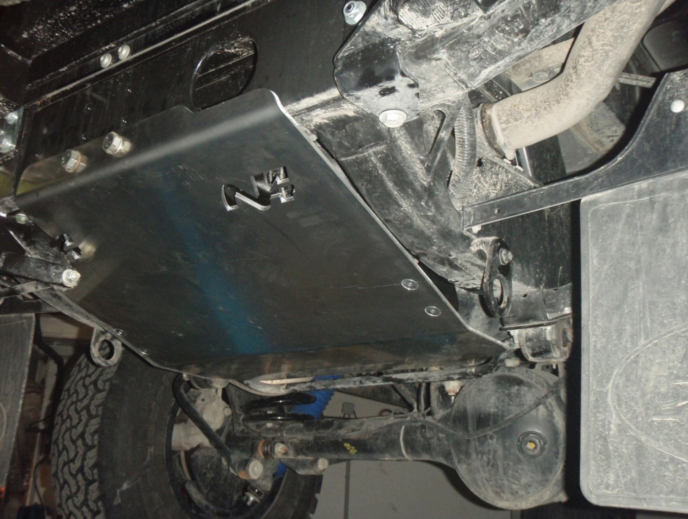 Protector de depósito de aluminio N4 fijado bajo un vehículo