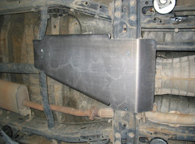 Protección rectangular de aluminio fijado bajo un vehículo