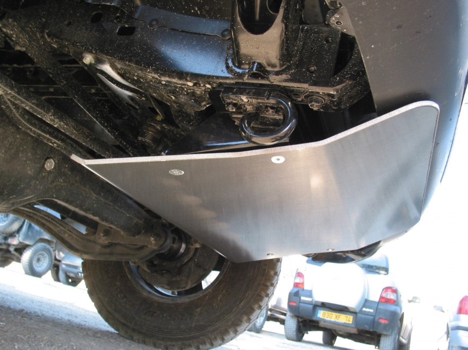 vista de un vehículo desde abajo con una placa de aluminio para proteger la parte delantera