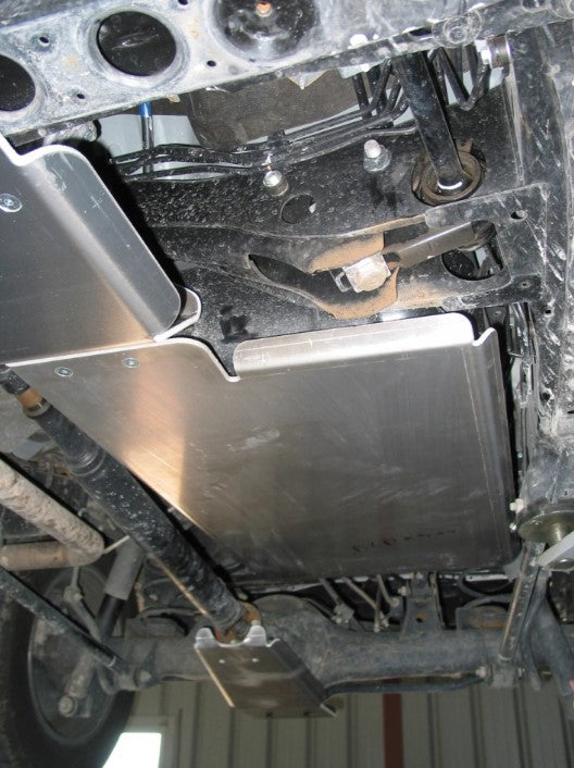 placa de protección del depósito instalada en un vehículo