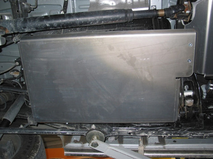 vista inferior de un vehículo protegido por una placa metálica