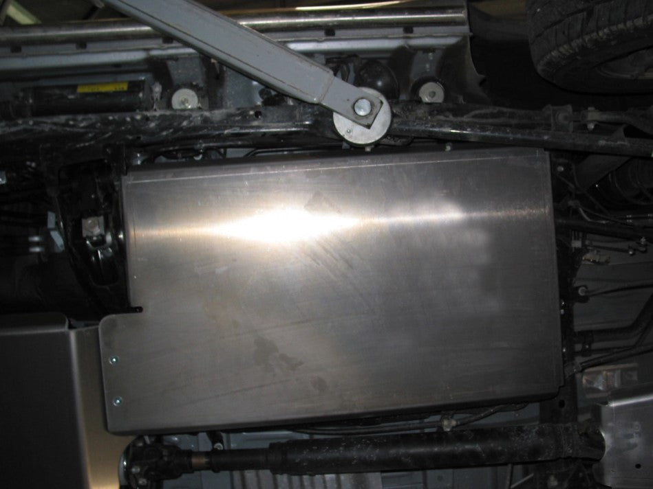 protector metálico del depósito bajo un vehículo