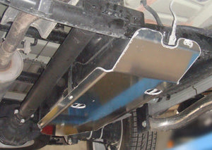 Protección depósito de aluminio fijado bajo un vehículo