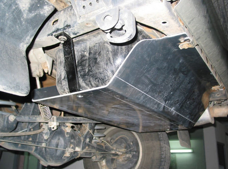 Placa de protección de aluminio fijada bajo el vehículo para proteger