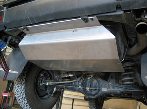 protector del motor de aluminio fijado a los bajos del vehículo