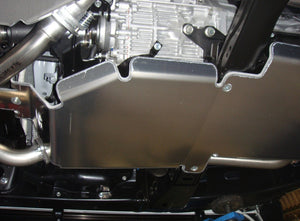 Protección aluminio fijado bajo un vehículo al chasis