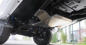 patín de aluminio fijado a los bajos de un vehículo para proteger