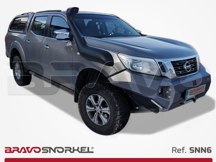 nissan navara azul presentado sobre fondo blanco con un bravo snorkel