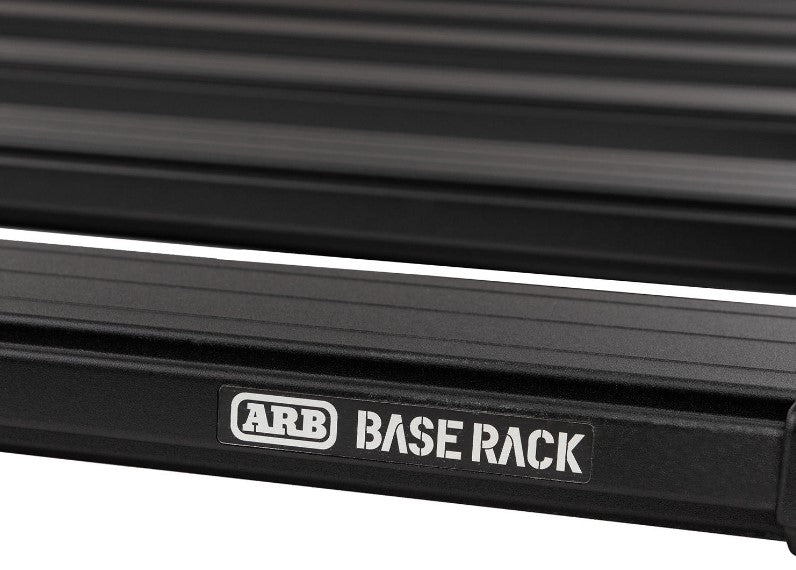 Logotipo ARB Baserack en una galería metálica