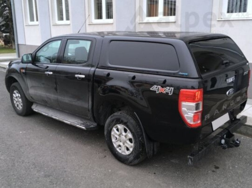 pick-up negro aparcado con un hardtop
