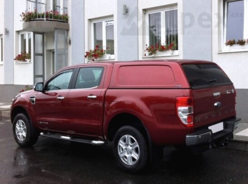 pick-up roja aparcada con un hardtop aeroklas rojo encima