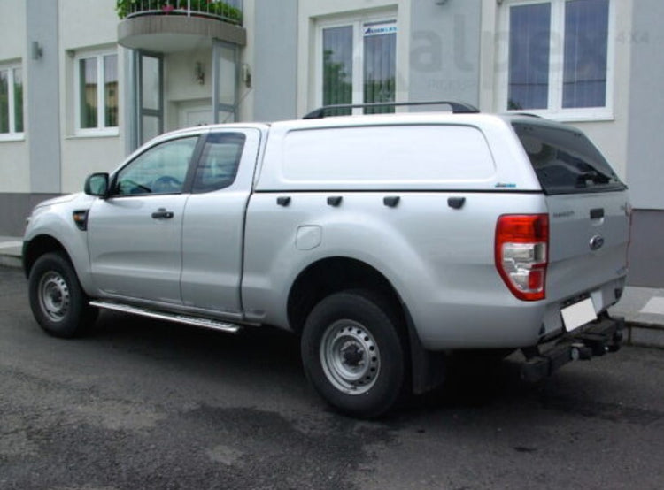 gris pick-up estacionado cabina extra con un hardtop en él