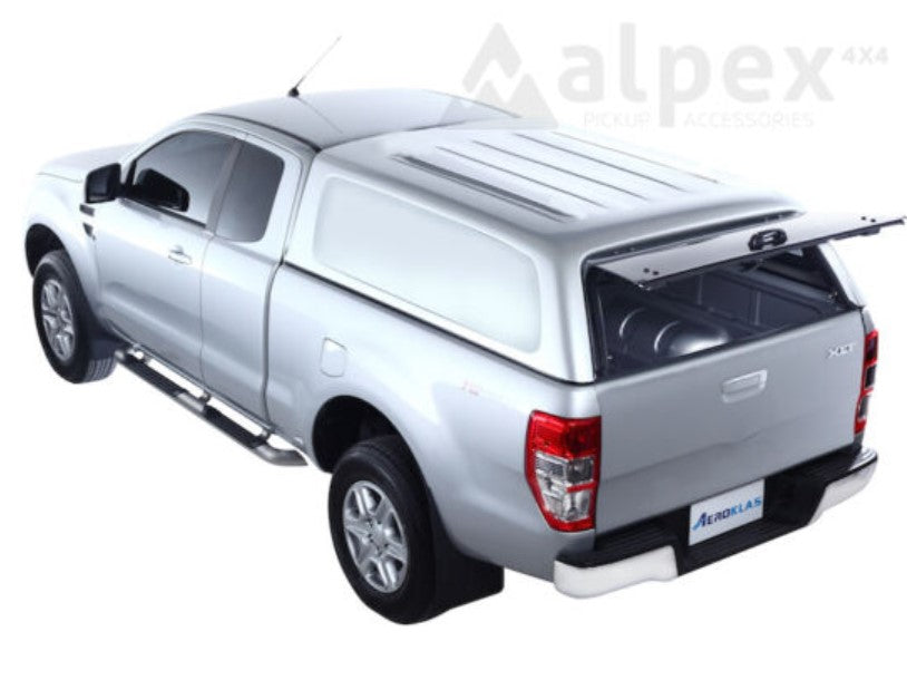 pick-up gris sobre fondo blanco con la puerta trasera de hardtop abierta