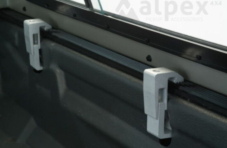 dos ganchos metálicos de clip de hardtop fijados en un pick up de Bed Truck