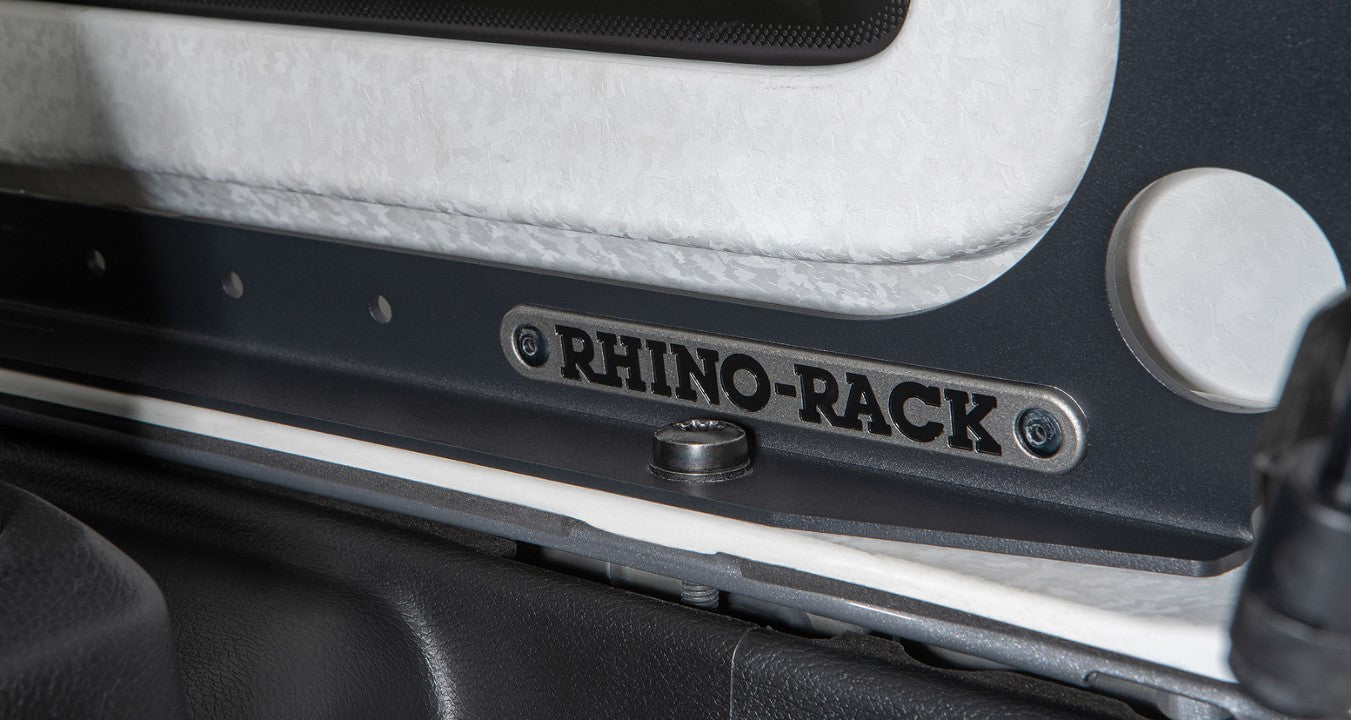 placa de aluminio gris rhinorack sobre un marco de aluminio negro