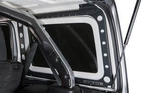 interior de un jeep con un marco negro de refuerzo