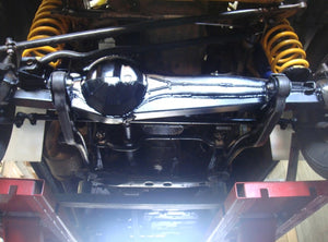 vista desde debajo de un vehículo con un refuerzo de cubierta y dos muelles amarillos
