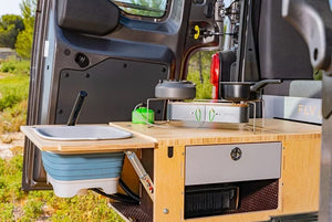 FLV espacio de cocina en una furgoneta