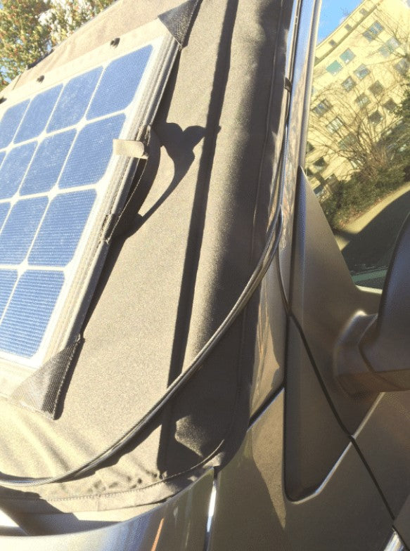 Vista frontal de un vehículo con parabrisas solar