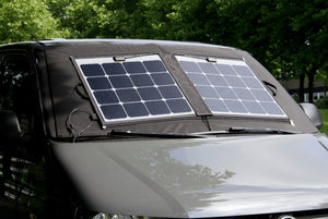 parabrisas de volkswagen cubierto con paneles solares 