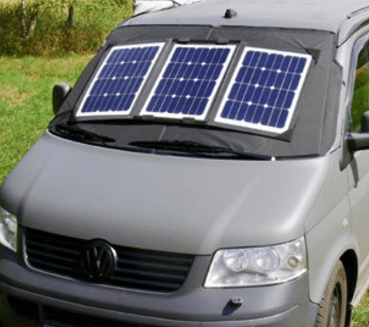 panel solar en el parabrisas de un volkswagen Transporter T5