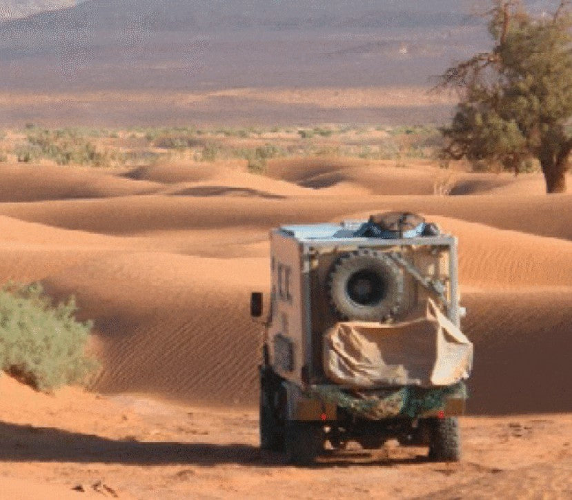 Vehículo equipado para viajar por el desierto