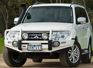 Mitsubishi Pajero blanco con parachoques de acero ARB