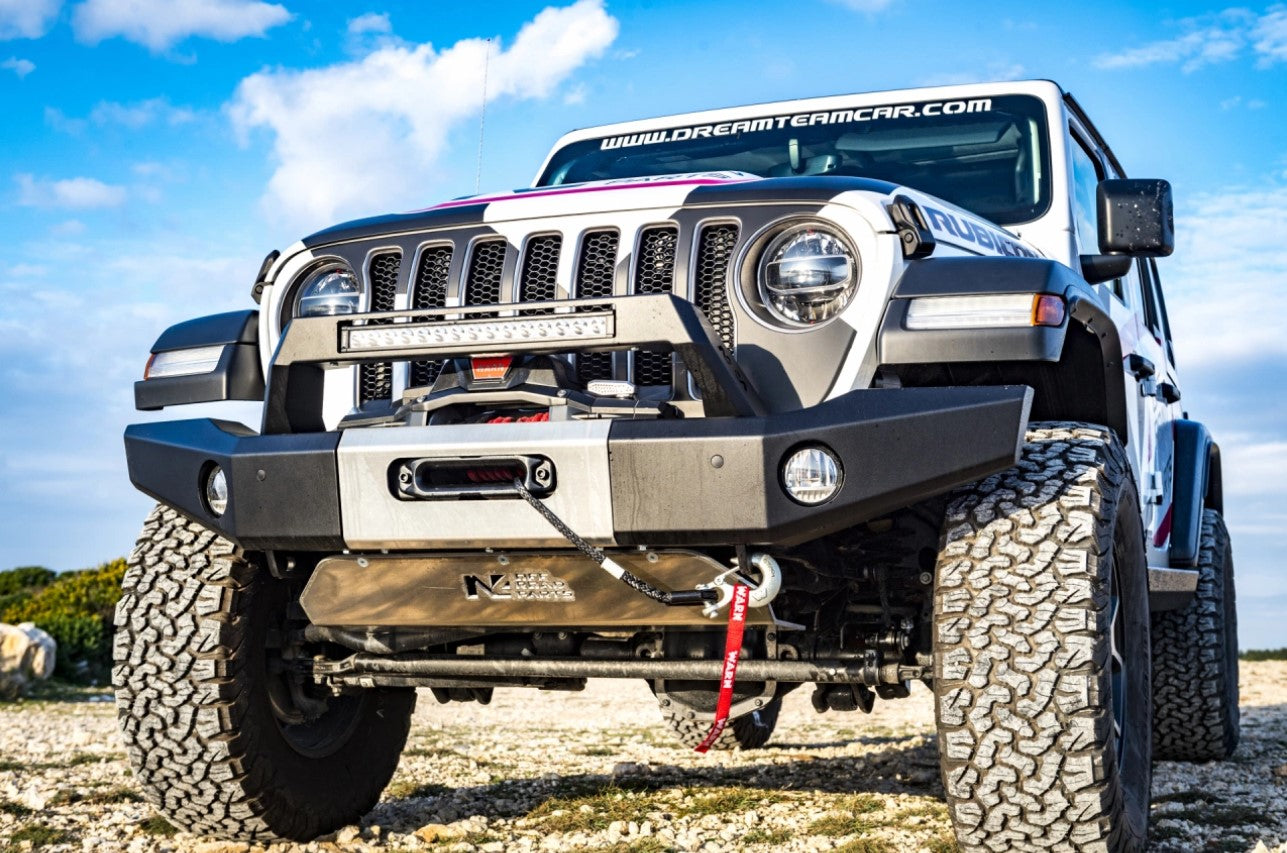 Jeep wrangler en un paisaje rocoso equipado con un parachoques