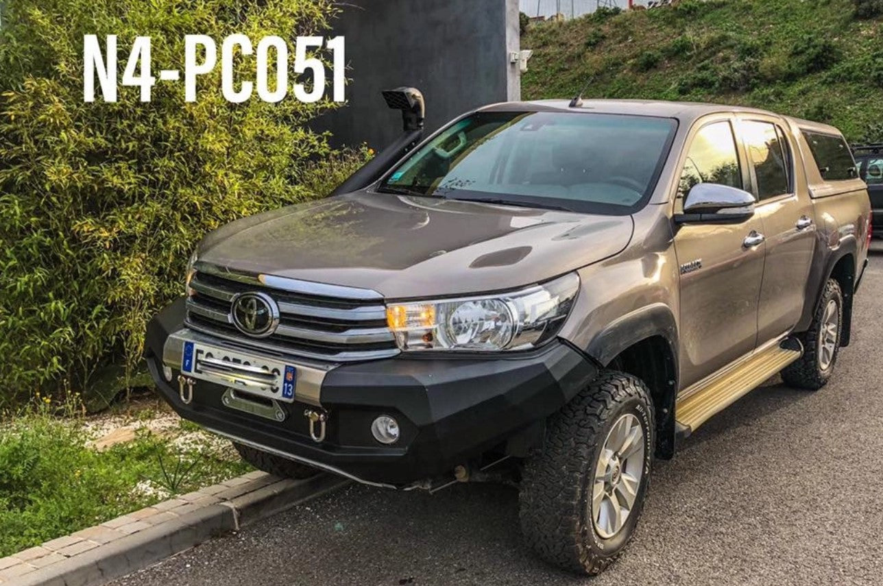 Toyota Hilux aparcado con un snorkel y un PC de acero