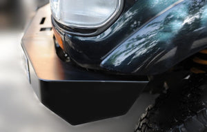 vista delantera izquierda de un vehículo con parachoques de acero negro