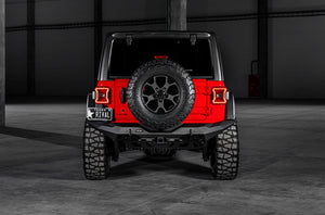 vista trasera de un jeep rojo con el resto en negro
