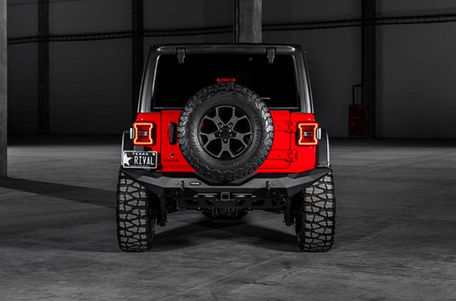 vista trasera de un jeep rojo con el resto en negro