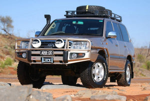 toyota land cruiser 105 en la roca con un parachoques de acero