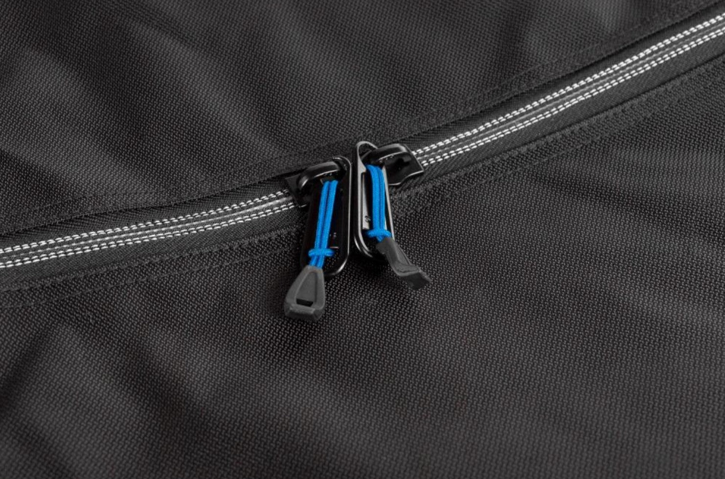 cierre de cremallera con cordón azul sobre tejido negro