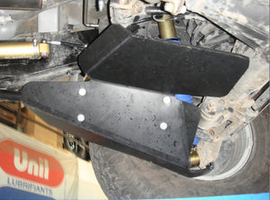 protección amortiguadora negra fijada bajo un vehículo para limitar la rotura