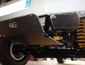 Vista frontal de un vehículo con parachoques blanco y dos blindajes inferiores