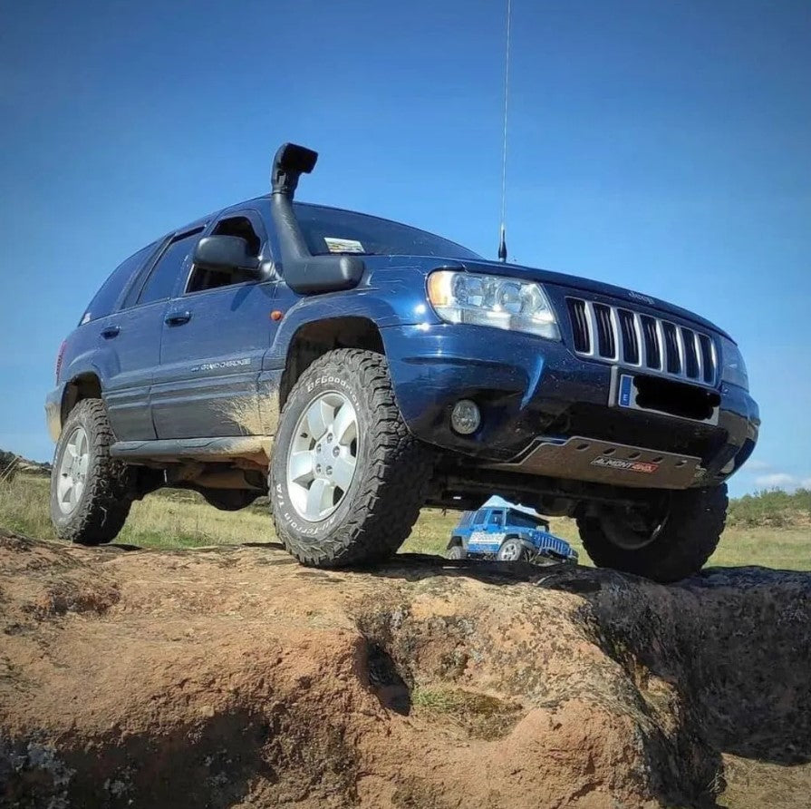 Jeep Grand Cherokee WJ/WH azul sobre roca con protección Almont