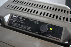 mando de control de temperatura de un frigorífico engel gris