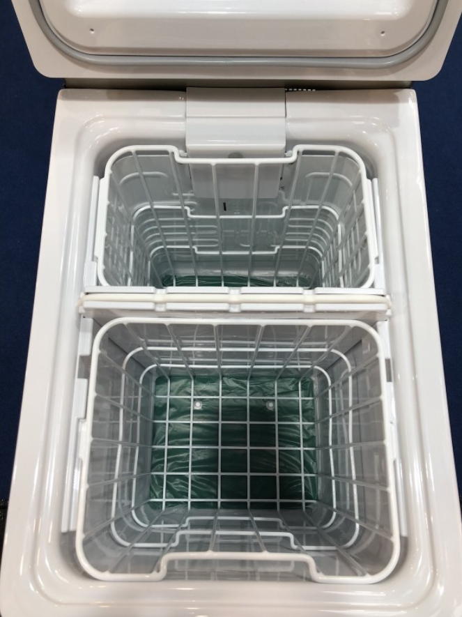 doble compartimento de un frigorífico engel con cesta a ambos lados