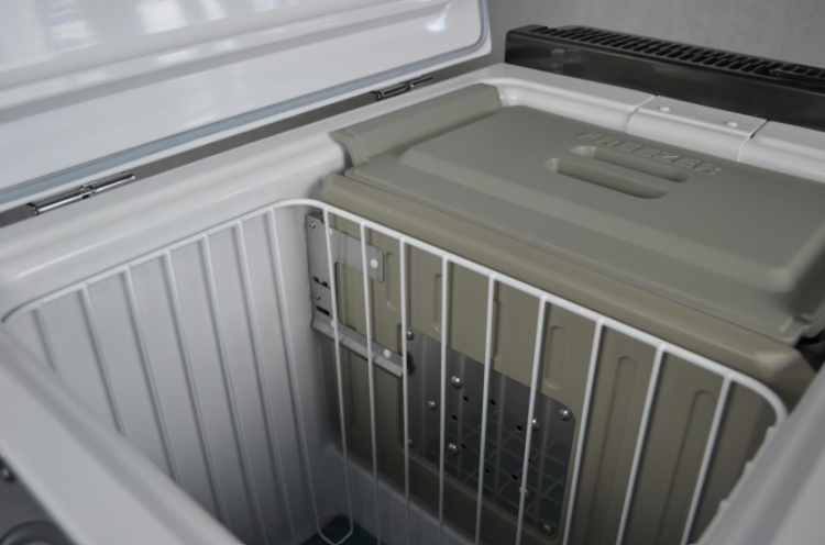 interior de un frigorífico engel de doble compartimento con cesta