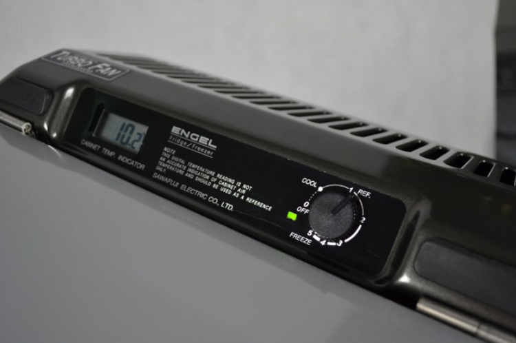 mando de control de la temperatura de un frigorífico Engel con pantalla digital