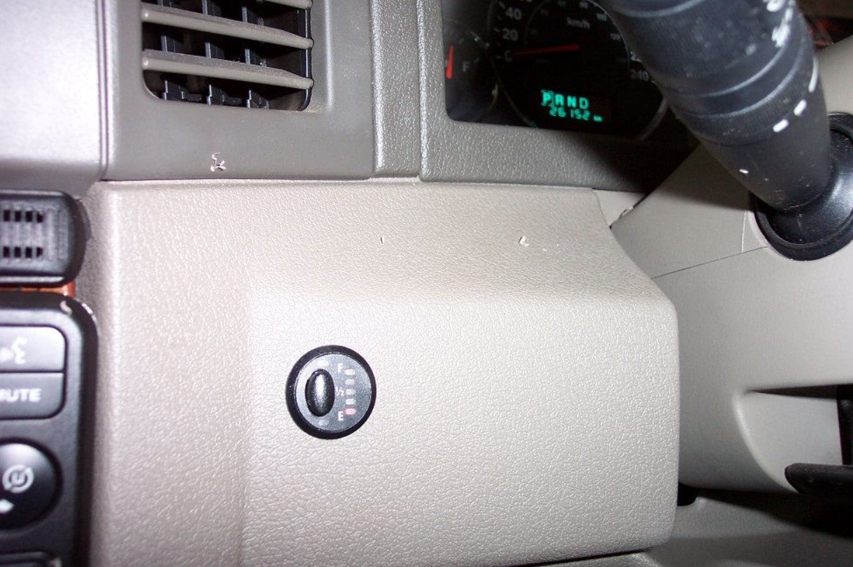 Botón para gestionar el depósito de combustible adicional dentro de un Jeep Grand Cherokee