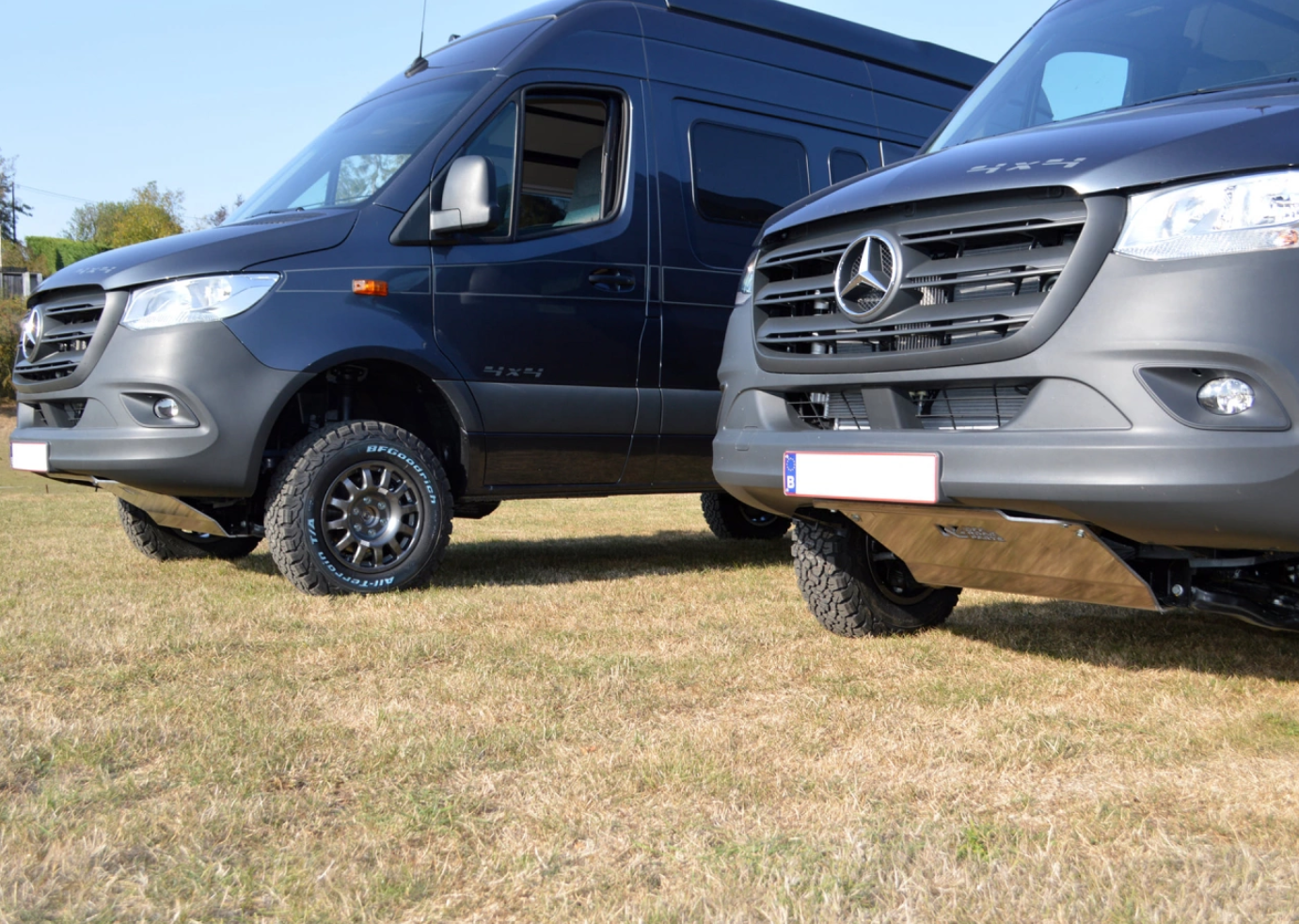 dos mercedes sprinter aparcados en la hierba con un protector frontal de aluminio