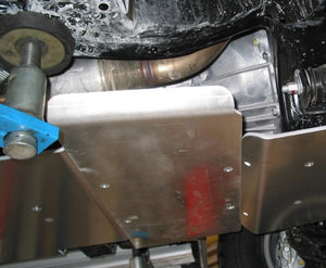patín de aluminio montado bajo un vehículo sucio