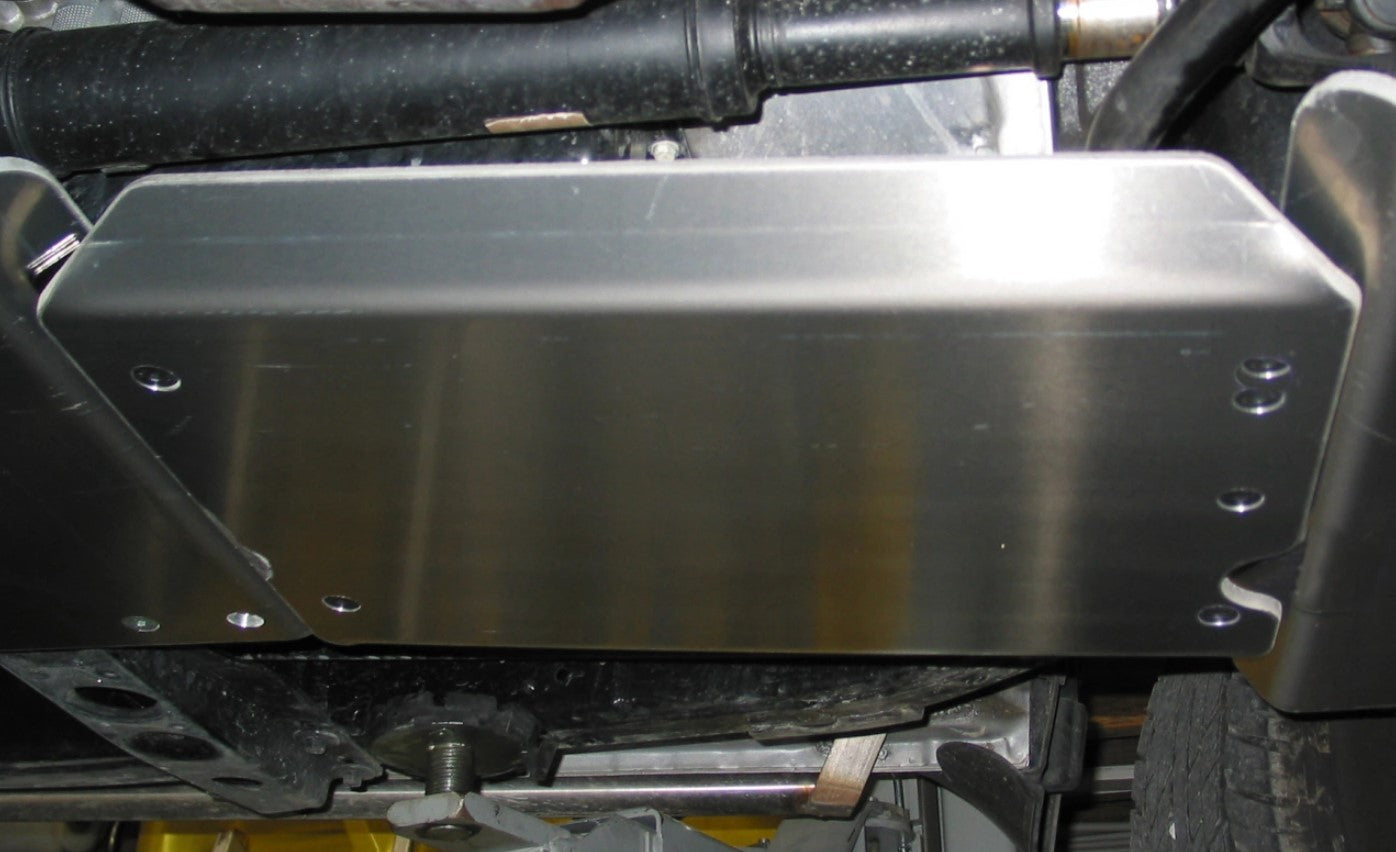 placa de aluminio montada debajo de un vehículo para proteger
