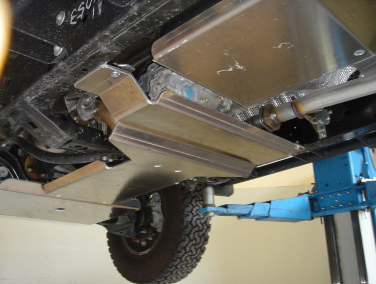 vista lateral de los bajos de un vehículo con cubrecárteres de aluminio