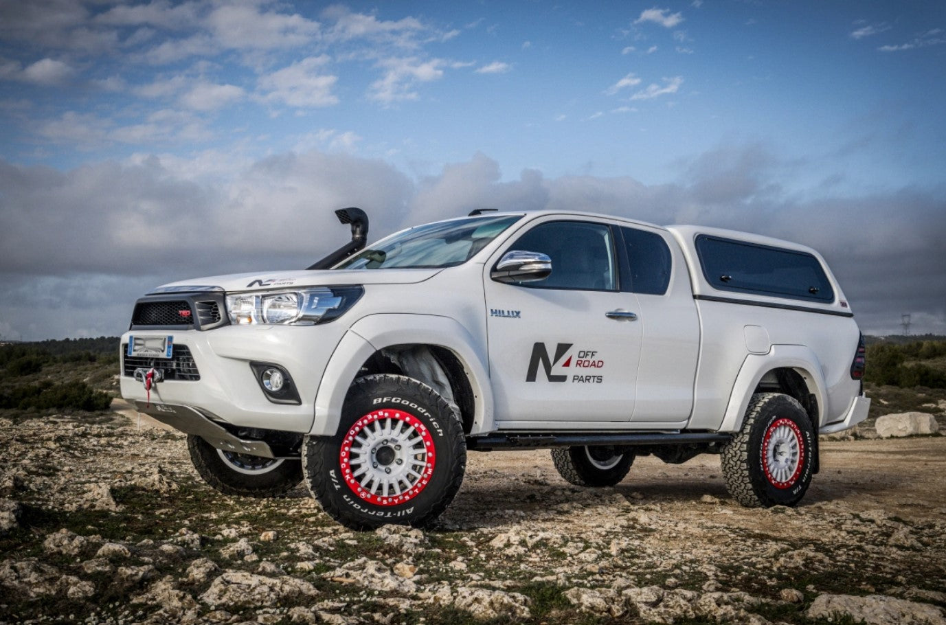 toyota hilux blanco con llantas blancas y rojas 