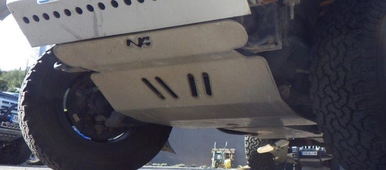 N4 placa protectora montada debajo de un vehículo en la parte delantera