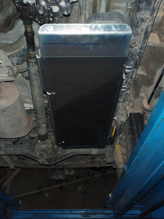 Protección depósito de aluminio presentado bajo un vehículo sucio
